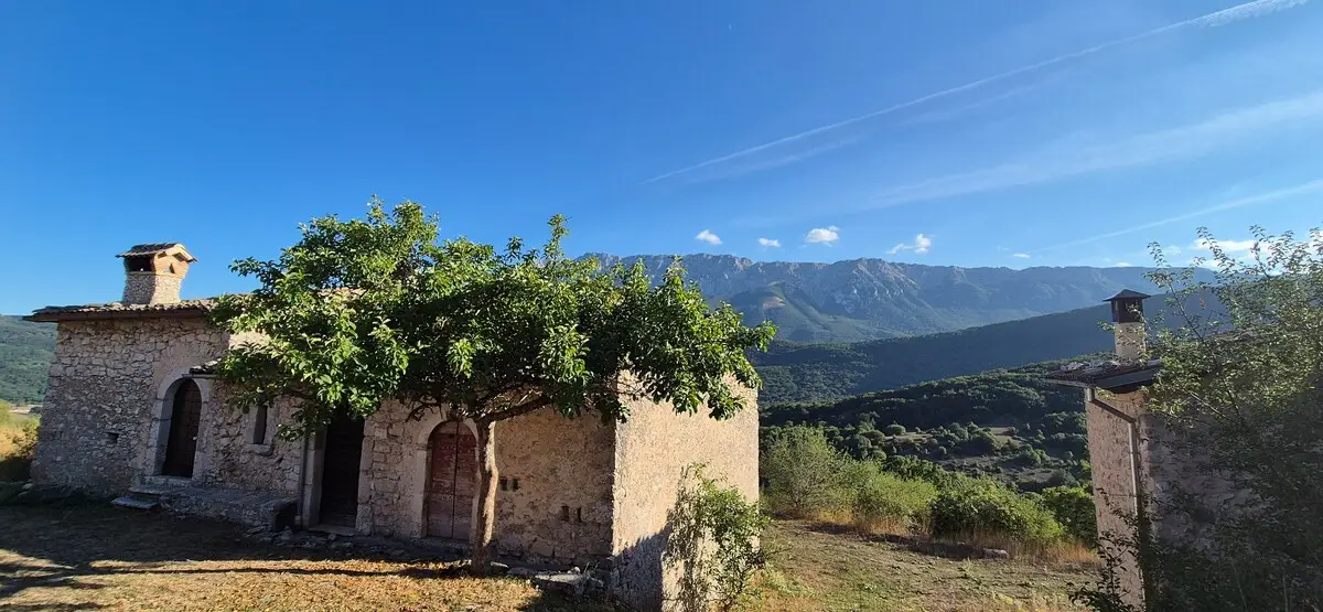 Una piccola chiesa di pietra, isolata sul crinale.