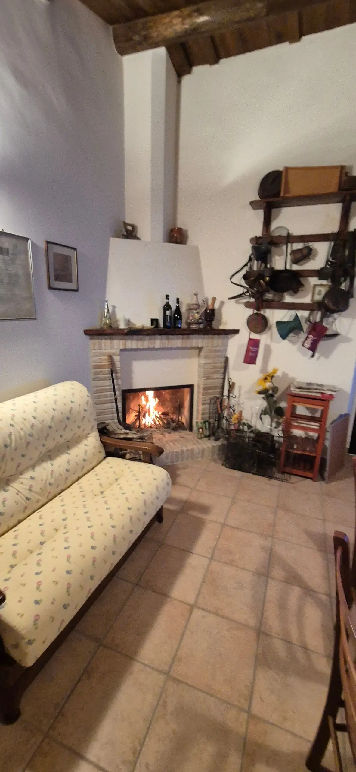 Il camino acceso nel soggiorno.